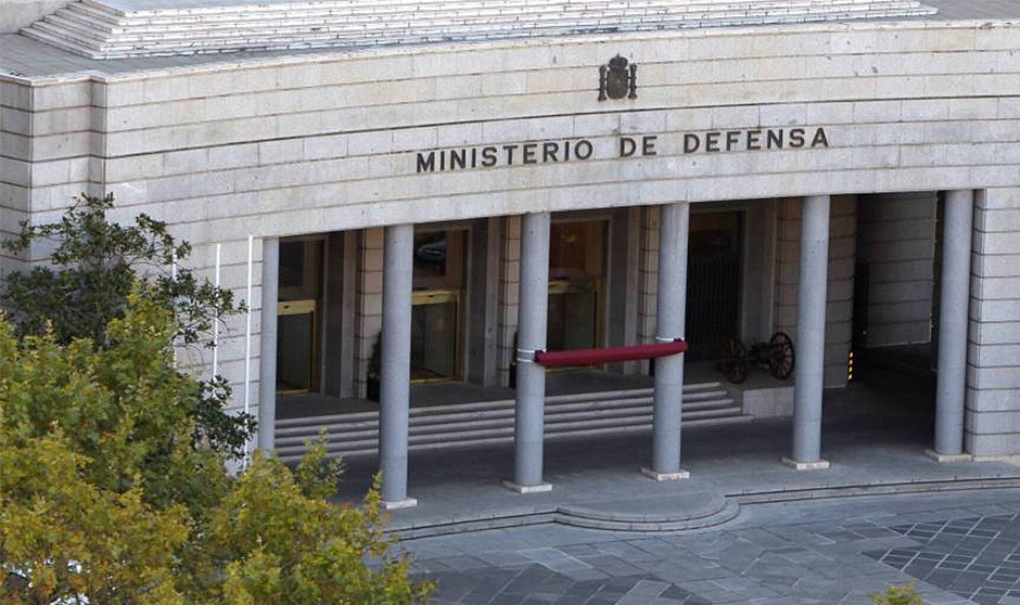 Defensa abre la estaturización de sanitarios en 57 especialidades médicas