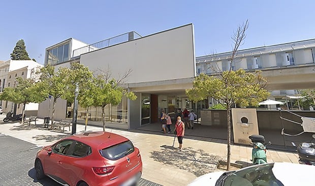 Aparece un maletín con 64.000 euros en la puerta del hospital de Vilanova i la Geltrú