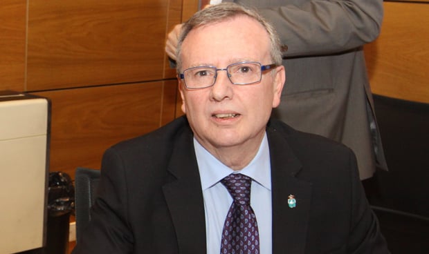 Del Busto apaga un fuego en la sanidad asturiana, pero hay más frentes