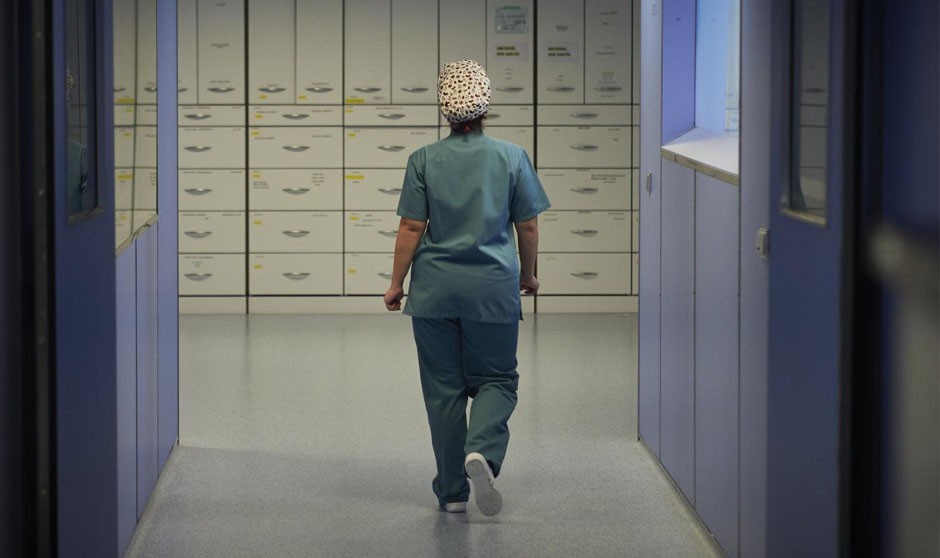 Una sanitaria camina por el pasillo de un hospital, tras demostrarse la vinculación entre empatía y abandono laboral. 