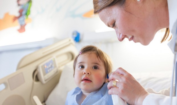 Una doctora atiende a una bebé