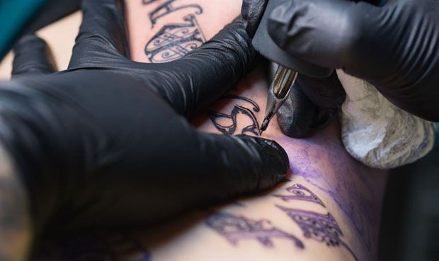 Dermatología descarta que la tinta de los tatuajes provoque cáncer