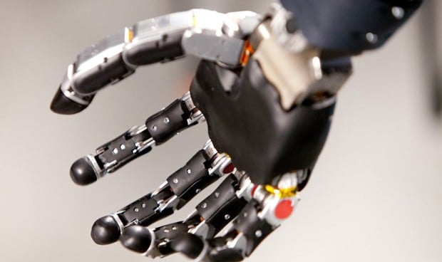 Desarrollan un brazo robótico que detecta señales de los nervios espinales