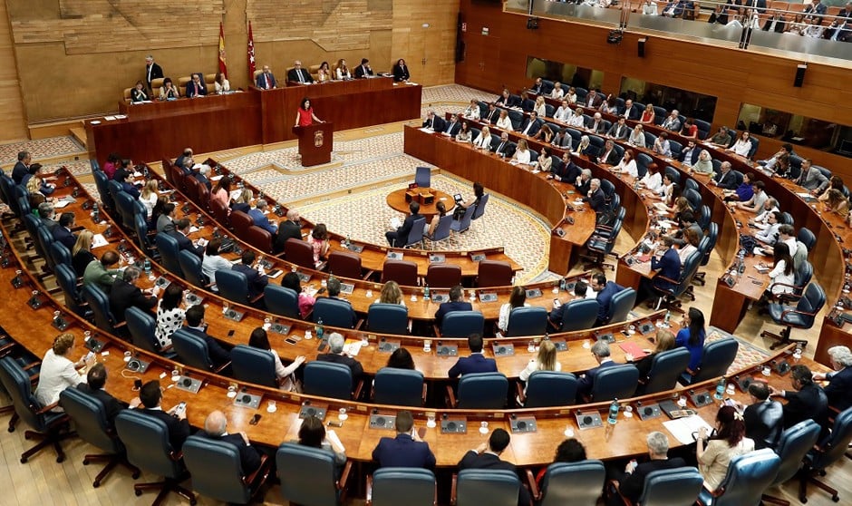 Despedidas en clave sanitaria en el último pleno de Madrid