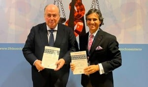  Ricardo De Lorenzo y Domingo Bello Janeiro posan con la obra editada.