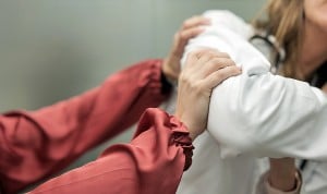 Un hombre le rompe la nariz al pediatra que atendía a su hijo