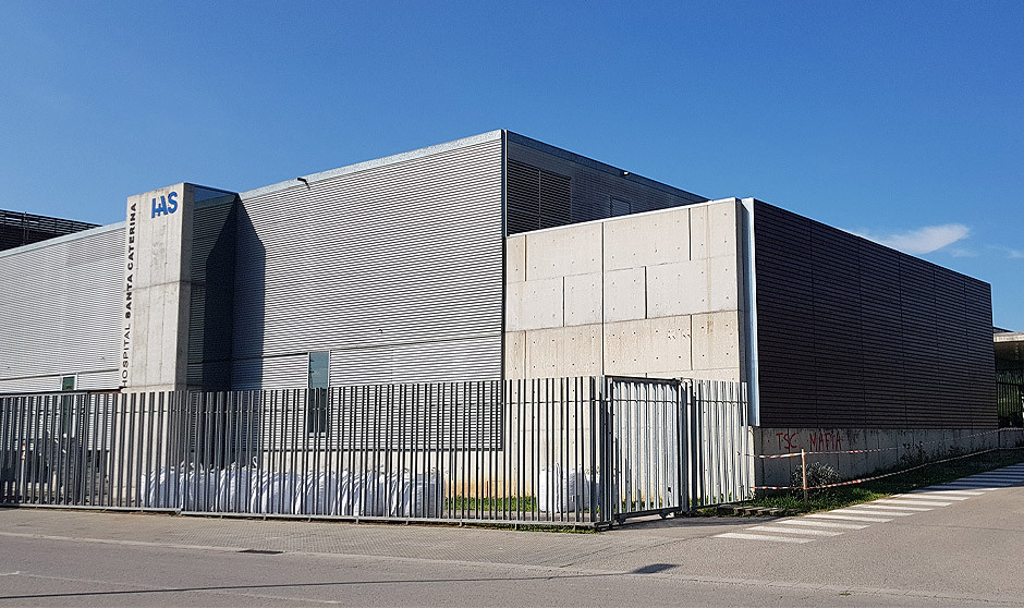 Hospital Santa Caterina de Salt. Los Mossos d'Esquadra han detenido a un médico de 66 años del Hospital Santa Caterina de Salt por supuesta agresión sexual a una paciente.