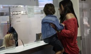 Detienen a una madre por llevar a su hijo 323 veces al médico