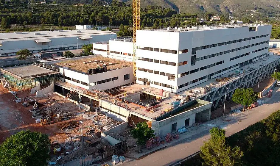  Obras en el hospital de Ontinyent, Las mejoras en infraestructuras sanitarias son "coherentes desde el punto de vista social", pero conllevarán una subida de impuestos