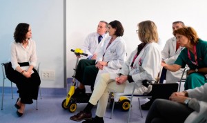 Díaz Ayuso promete psicólogos en las unidades de Oncología madrileñas