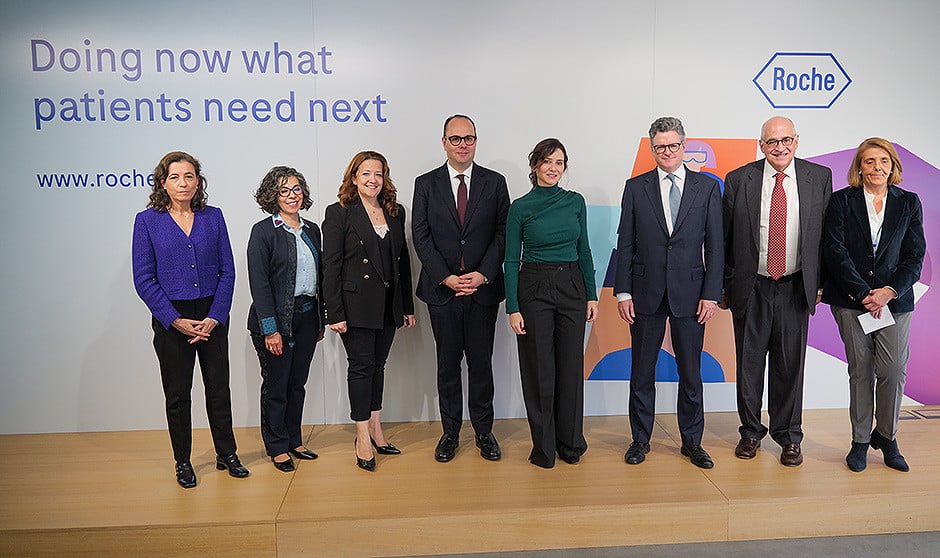 La presidenta de la Comunidad de Madrid, Isabel Díaz Ayuso, visita el centro tecnológico de Roche en Madrid