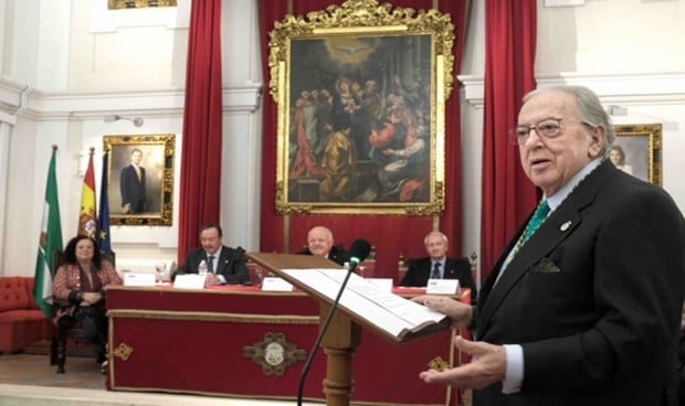 Diego Murillo, presidente de A.M.A., durante el acto celebrado por su nombramiento como colegiado de Honor con Medalla de Oro del Colegio de Dentistas de Sevilla.