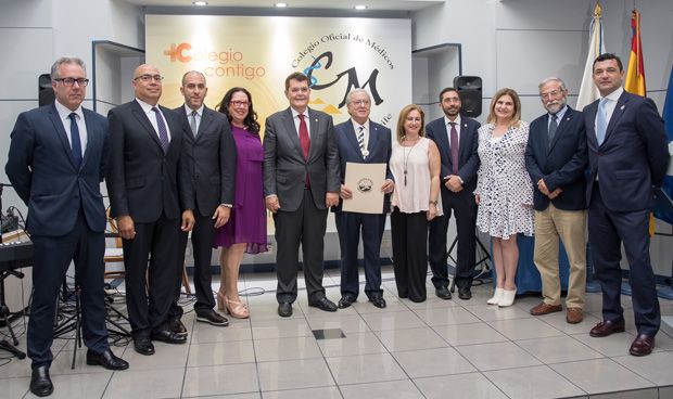 Diego Murillo recibe las máximas condecoraciones de los médicos tinerfeños