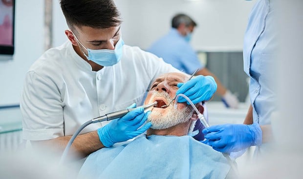 Los pacientes que acuden al dentista y cuidan su higiene bucal tienen menos posibilidades de sufrir un ictus
