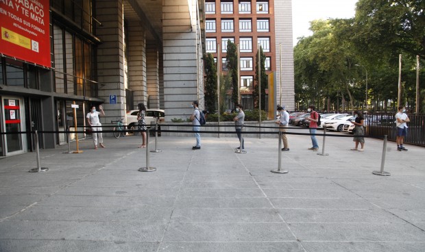 Diez días para mudarse, la "injusta" odisea de los MIR tras elegir plaza