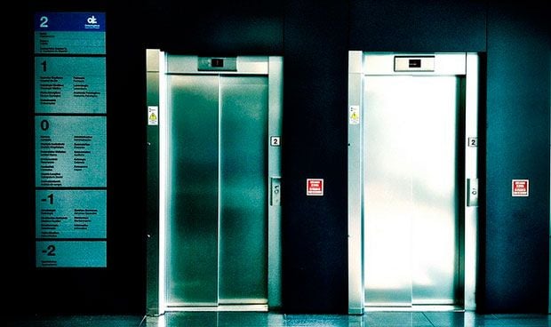Diez fallecidos tras descolgarse el ascensor de un hospital 