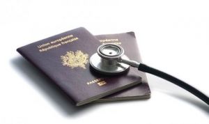 Diez médicos al día piden certificados para ejercer fuera de España