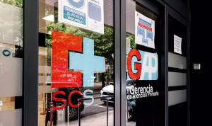 La puerta de acceso al edificio de la Gerencia de Atención Primaria del Servicio Cántabro de Salud (SCS).