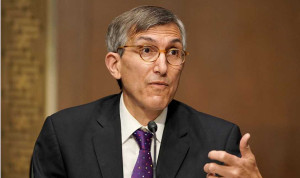  Dimite ​Peter Marks, director del Centro de Evaluación e Investigación de Productos Biológicos de la FDA.