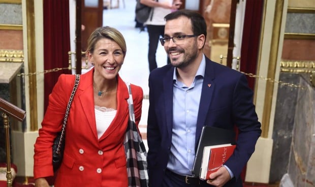 Yolanda Díaz y Alberto Garzón pasean por el Congreso de los Diputados. 