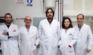 Diseñan un dispositivo español para hacer análisis de orina con smartphones
