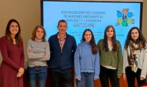 Un grupo de personas posan con una pantalla que muestra una investigación