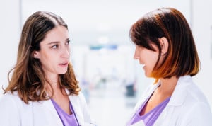 Dos médicas debaten sobre la prescripción del debate del ejercicio físico en consulta.