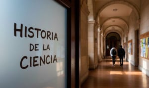 Un pasillo de una universidad