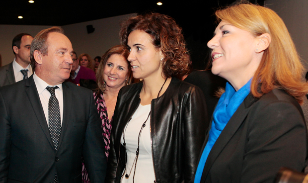 Dolors Montserrat, bien arropada en su debut ministerial