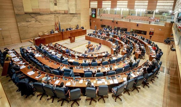 Dos anécdotas sanitarias para el debut parlamentario de Díaz Ayuso