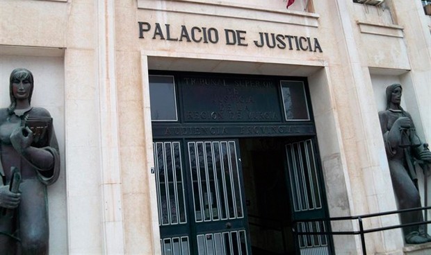 Dos años de cárcel a un médico español por abusar de tres pacientes 