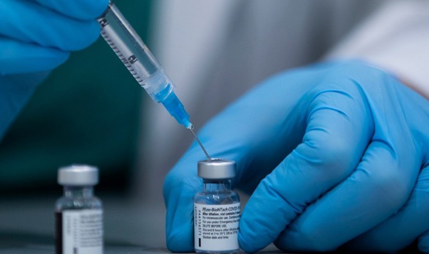 Dos CCAA más estudian usar la privada en la vacunación Covid-19