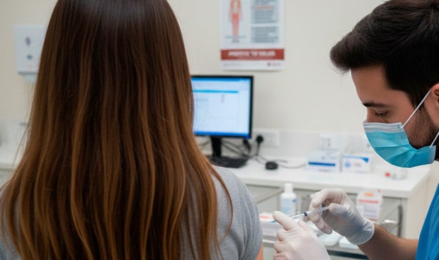 Un enfermero vacuna a una paciente. Imagen creada con IA (Gemini).