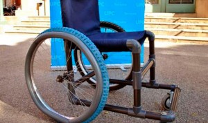 Dos estudiantes diseñan una silla de ruedas 'low cost' para países pobres