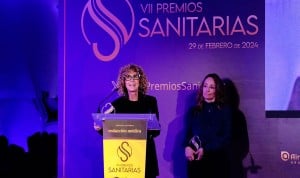 Las psicólogas clínicas Susana Jiménez y Raquel Cuevas recogen su Premios Sanitarias 2024.