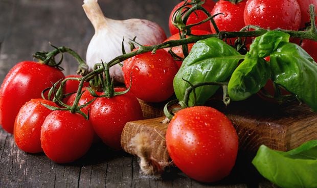 Dos tomates diarios ayudan a reparar el daño pulmonar en exfumadores