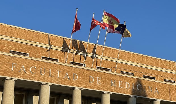 Dos universidades privadas lideran la tasa de obtención de plaza en el MIR