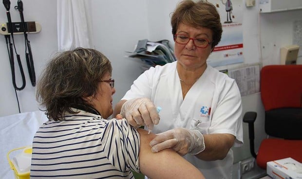 Sanidad anuncia las recomendaciones de vacunación frente a la gripe y el covid 2023/2024.