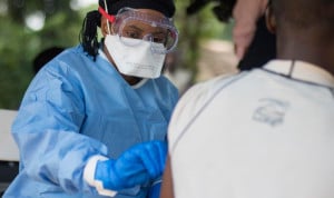Una profesional de la salud, en RDC.