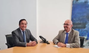 Eduardo Pastor, presidente de Cofares y César Pascual,  consejero de Sanidad de Cantabria durante el encuentro. 