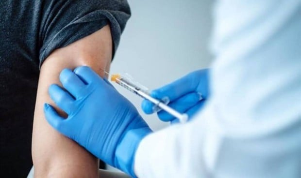 Menos efectos secundarios por vacuna Covid en vida real que en los ensayos