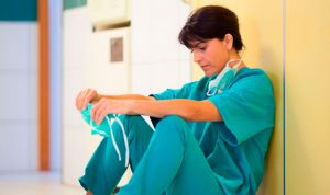 Ejercer de médico es un 13% más estresante que ser enfermero