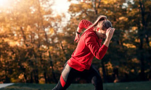 Mujer practicando deporte. Un nuevo estudio revela el impacto que tiene la actividad física en nuestro organismo y cómo está relacionada con una menor edad biológica 