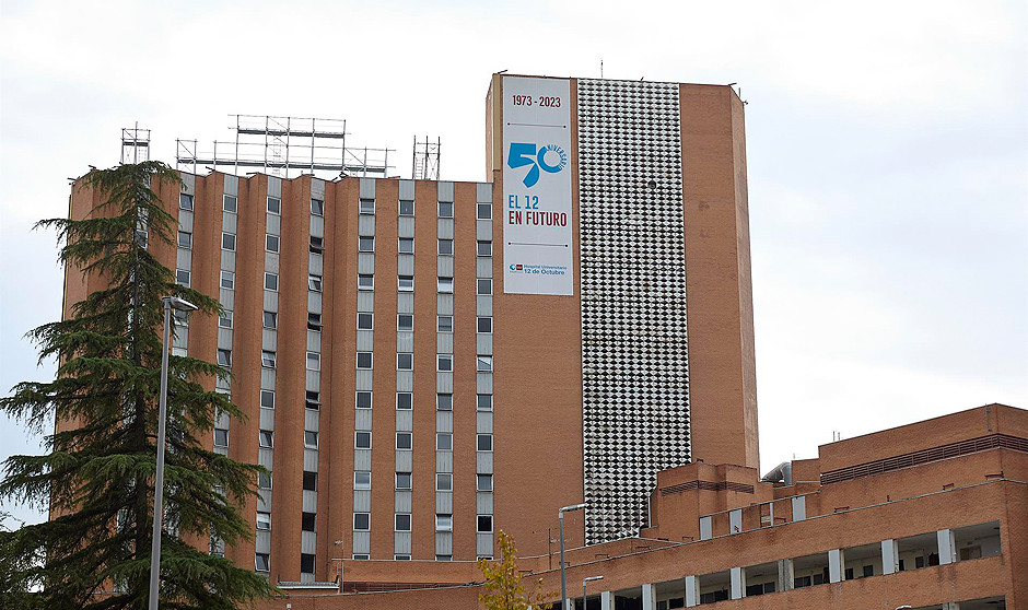 El Hospital 12 de Octubre ha iniciado este martes la demolición de la torre de 18 plantas de la Residencia General.