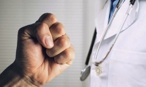 El 17% de los médicos que sufren una agresión necesitan una baja laboral