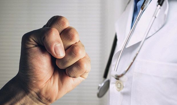 El 17% de los médicos que sufren una agresión necesitan una baja laboral