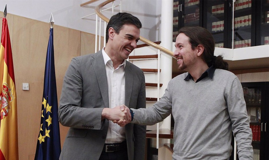 Pedro Sánchez y Pablo Iglesias sellan su acuerdo de legislatura en 2019. 