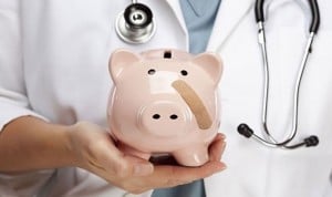 El 40% de la profesión médica no pasa de los 500 euros de ahorro mensuales