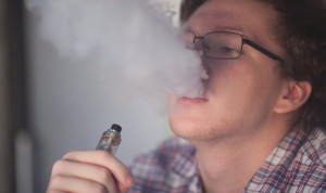 El 55% de jóvenes con padres fumadores tienen más probabilidad de vapear