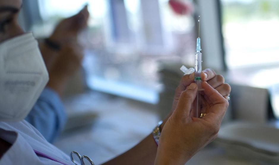 El 67% de los españoles ya tiene al menos una dosis de vacuna Covid-19